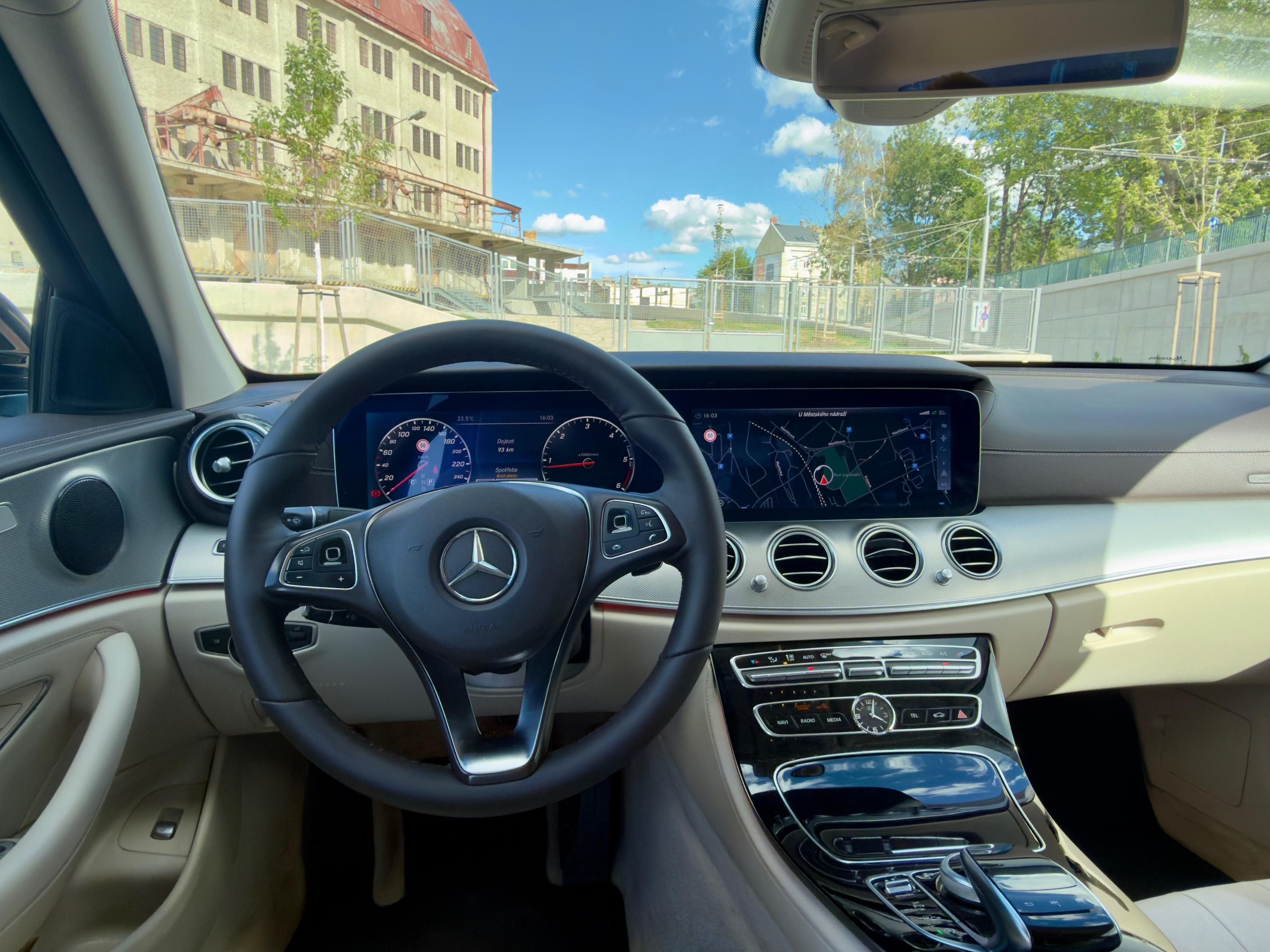 Mercedes-Benz Třídy E, Mercedes Benz E220 - fotka 3