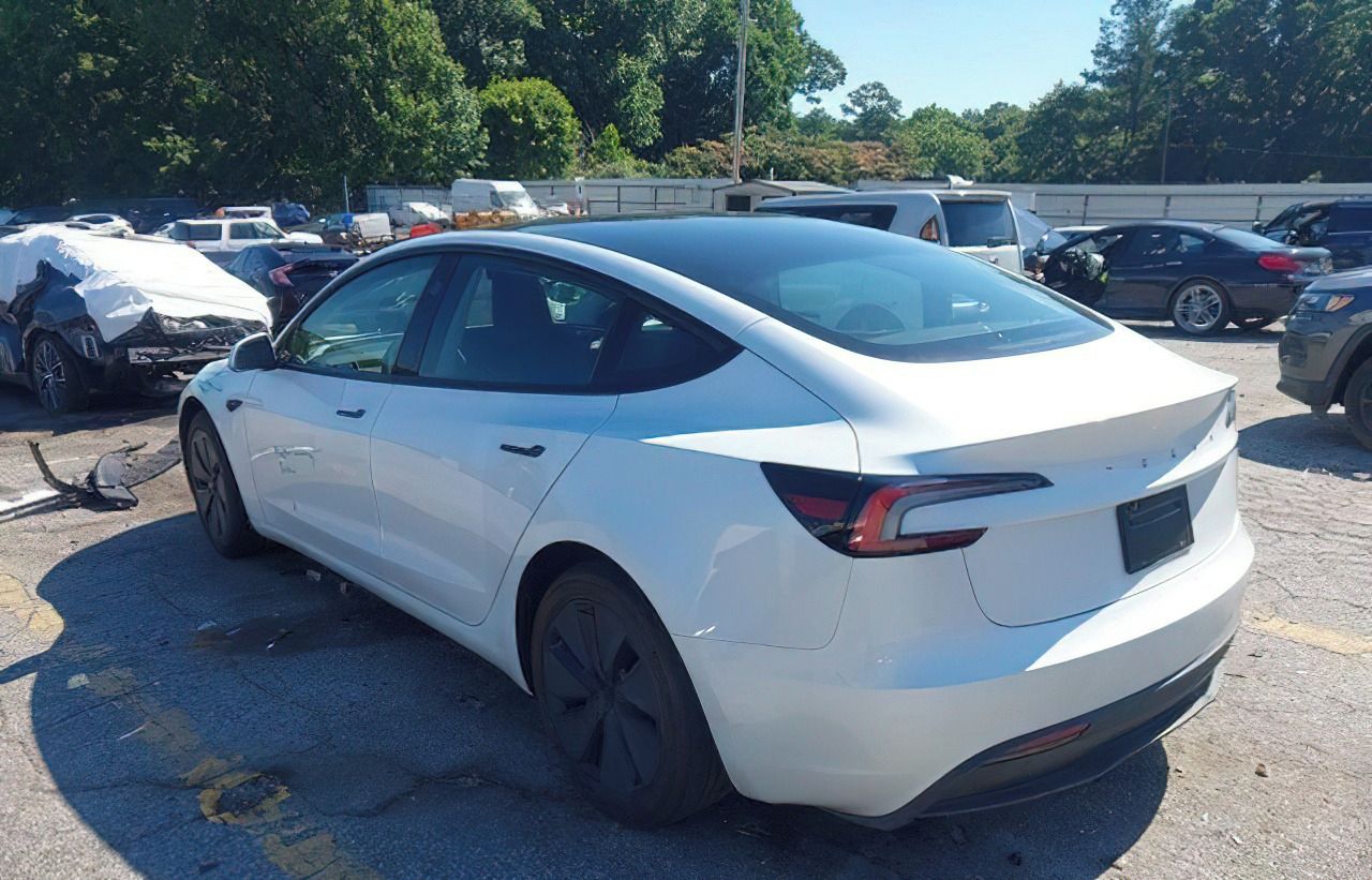 Tesla Model 3, Auto na cestě - fotka 3