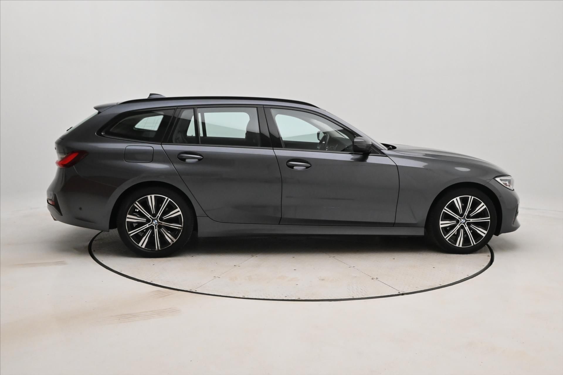 BMW Řada 3, 2,0 320d 140 kW STEPTRONIC Zár - fotka 4