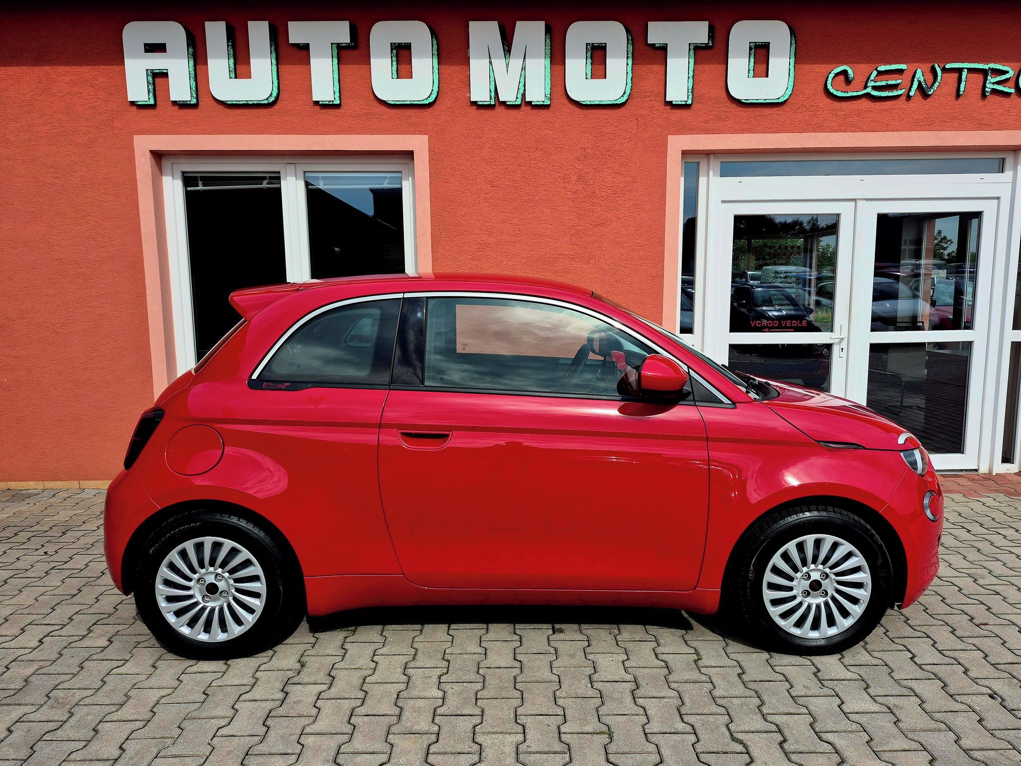 Fiat 500E, 42Kkwh 87kw RED (ODPOČET DPH) - fotka 6