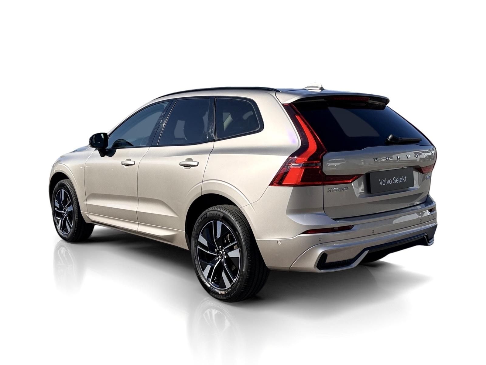 Volvo XC60, B5 AWD // PLUS DARK + sada kol - fotka 2