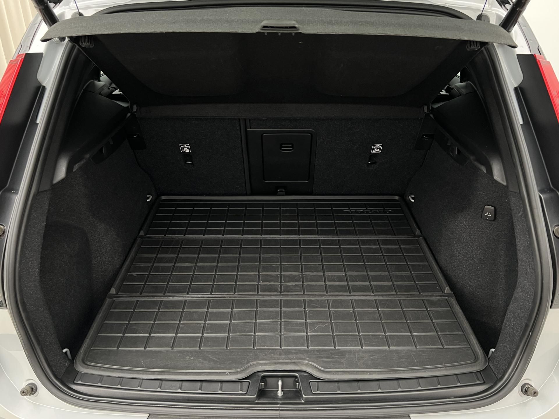 Volvo XC40, B4 AWD R-DESIGN 1. maj. - fotka 5