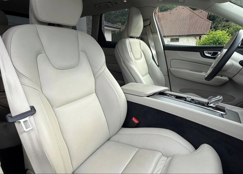 Volvo XC60, B5 AWD Ultimate Dark - fotka 6