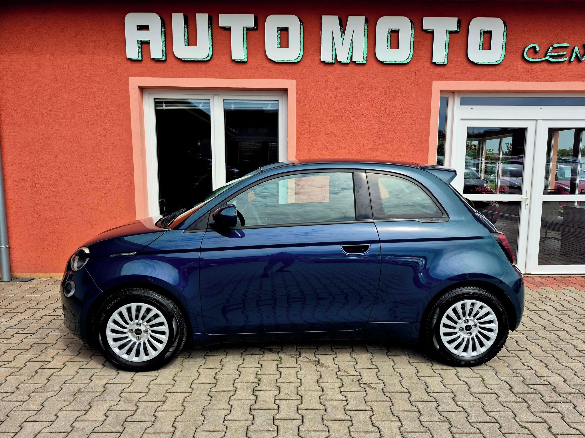 Fiat 500E, 42kwh 87KW  (ODPOČET DPH) - fotka 2