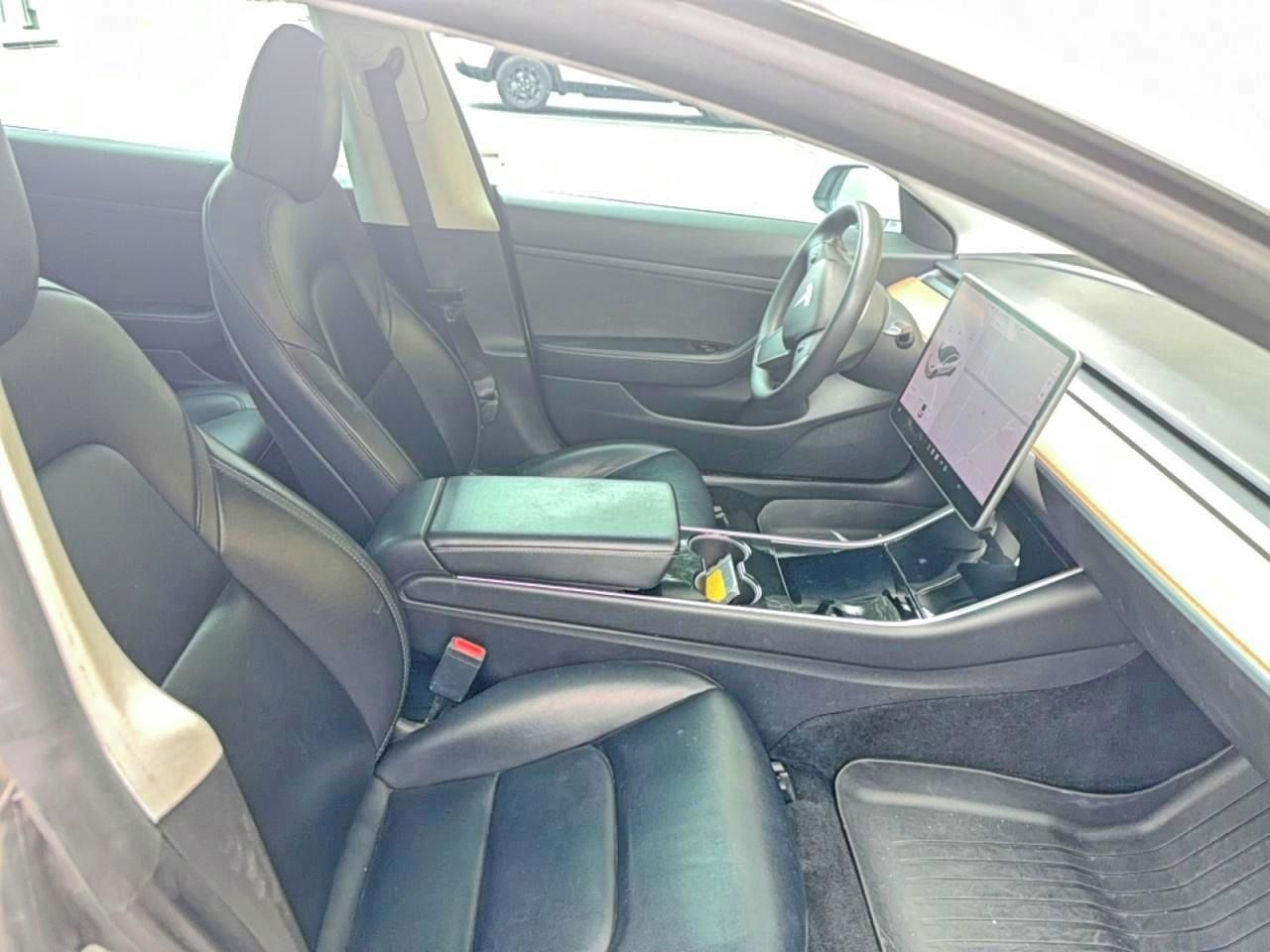 Tesla Model 3, Auto na cestě - fotka 5