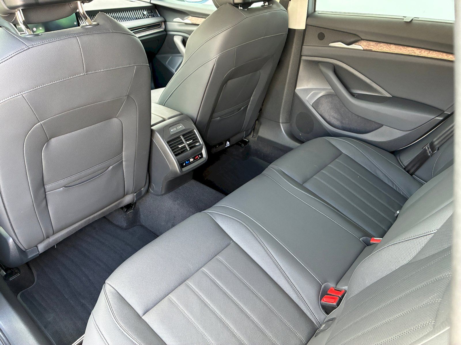 Škoda Superb, Combi 2,0 TDI / 142 kW L&K DSG - fotka 6