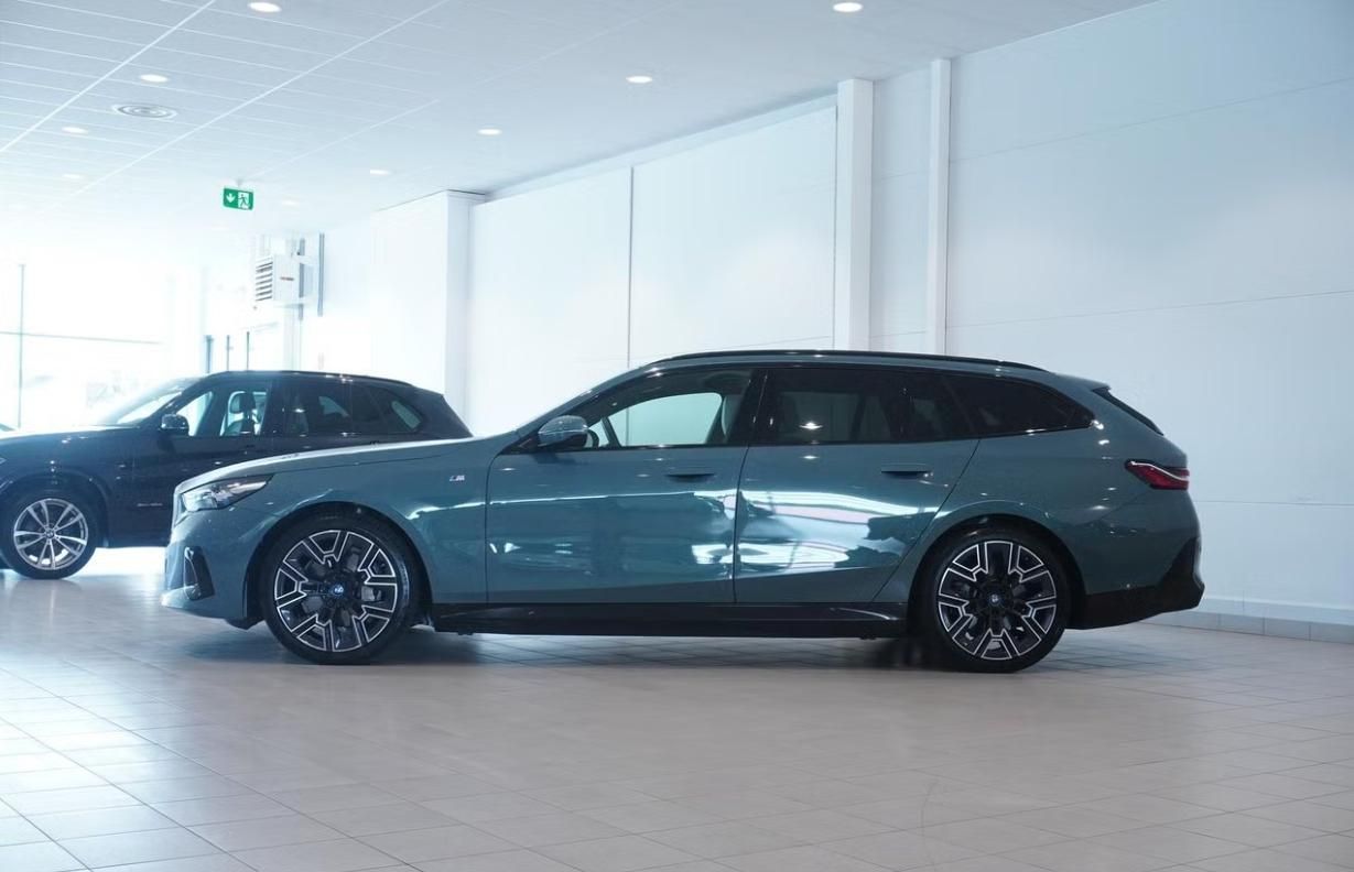 BMW i5, eDrive40 Touring M 360kam Pano - fotka 3
