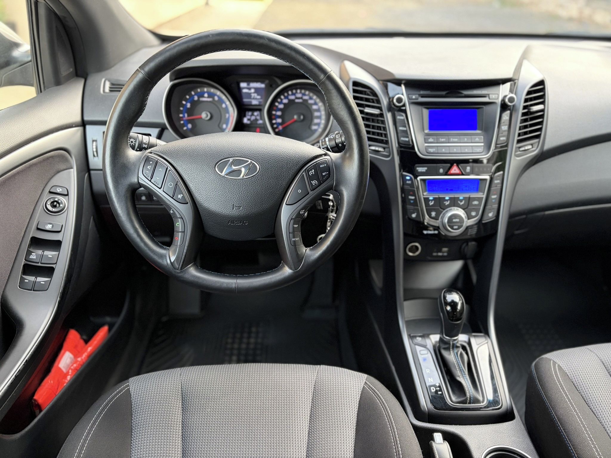 Hyundai i30, 1.6GDi Automat 66tiskm. Rv2016 - fotka 4