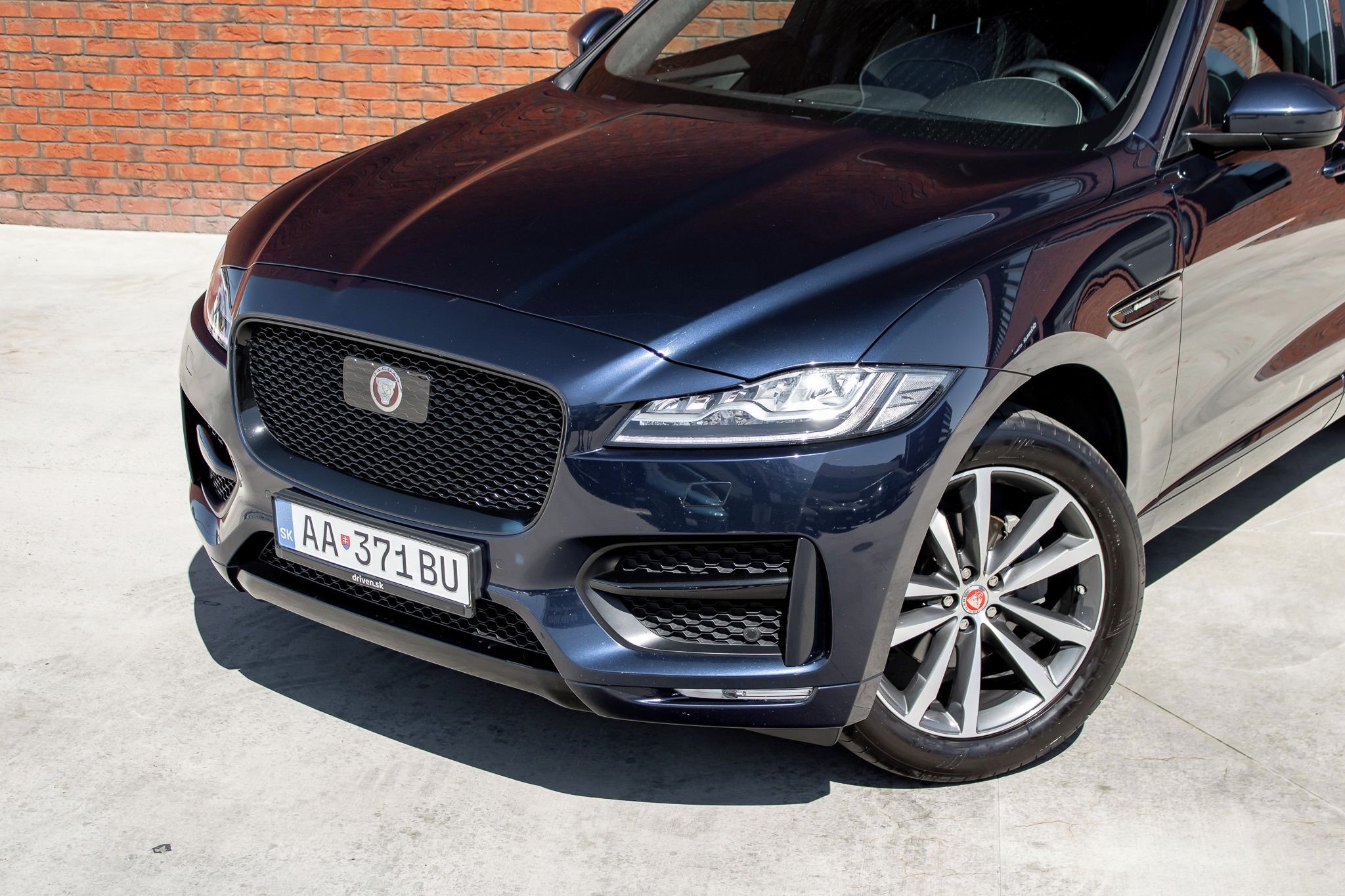 Jaguar F-Pace, P250 R-Dynamic AWD PANO|LED - fotka 2