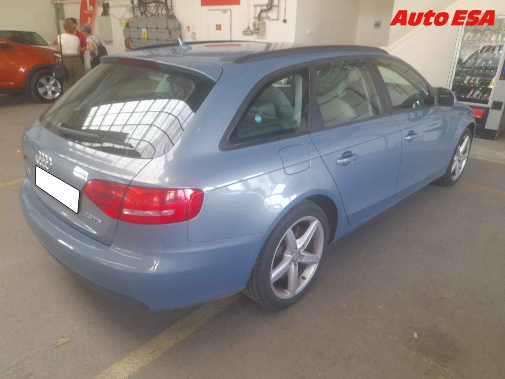 Audi A4, 2.0 TDi,2.maj - fotka 2