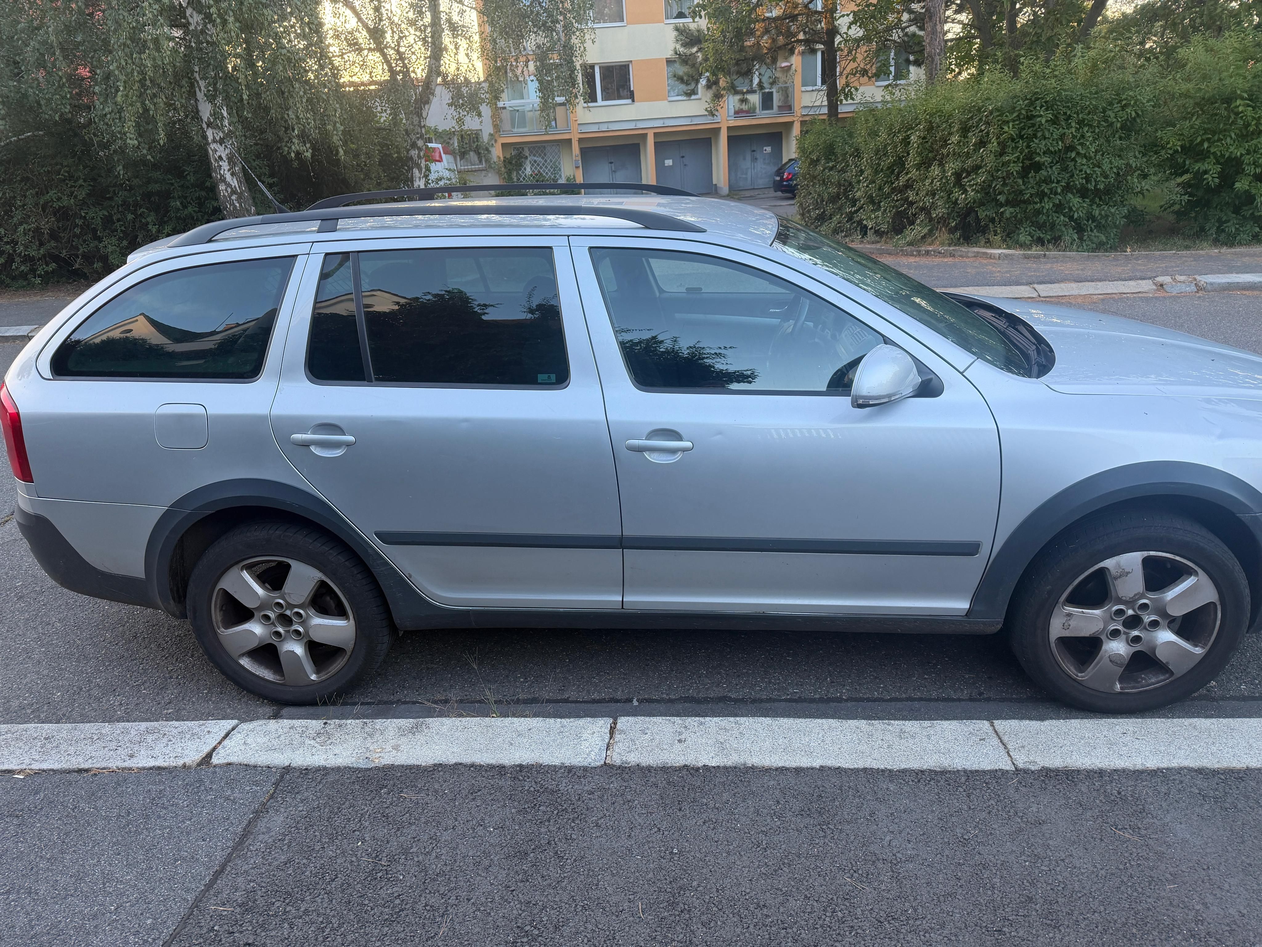Škoda Octavia, 2.0 benzin,scout 4X4 serviska - fotka 2