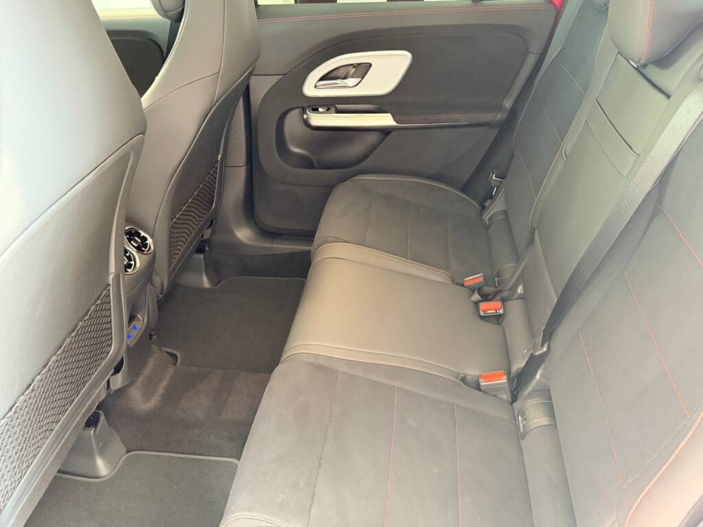 Mercedes-Benz GLB, 200 4MATIC - fotka 3