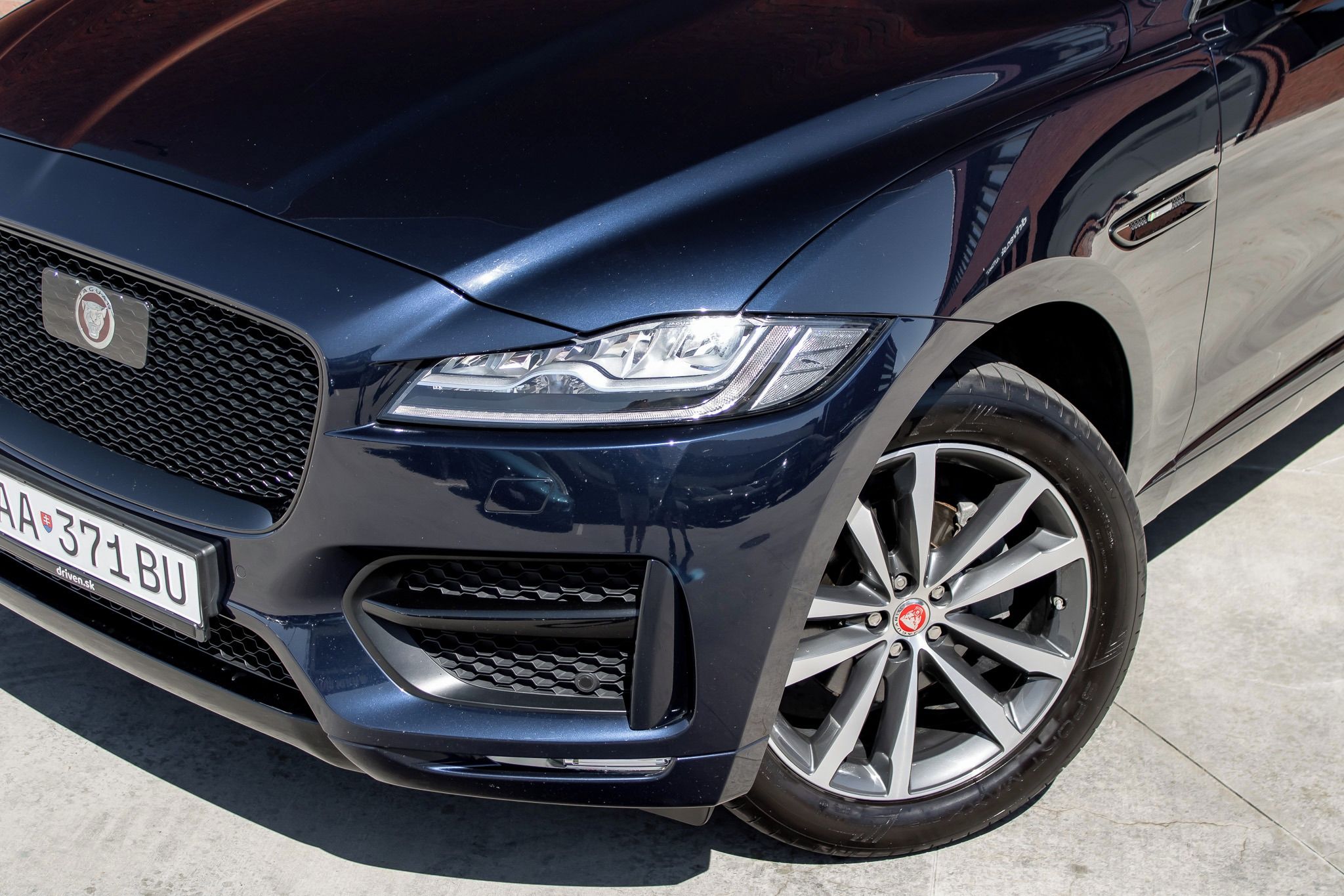Jaguar F-Pace, P250 R-Dynamic AWD PANO|LED - fotka 3