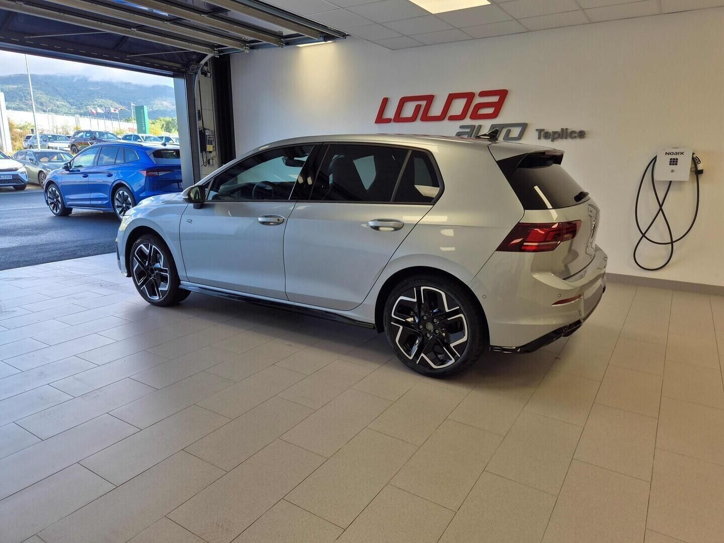 Volkswagen Golf, R-Line People 1,5 eTSI 7DSG mH - fotka 4