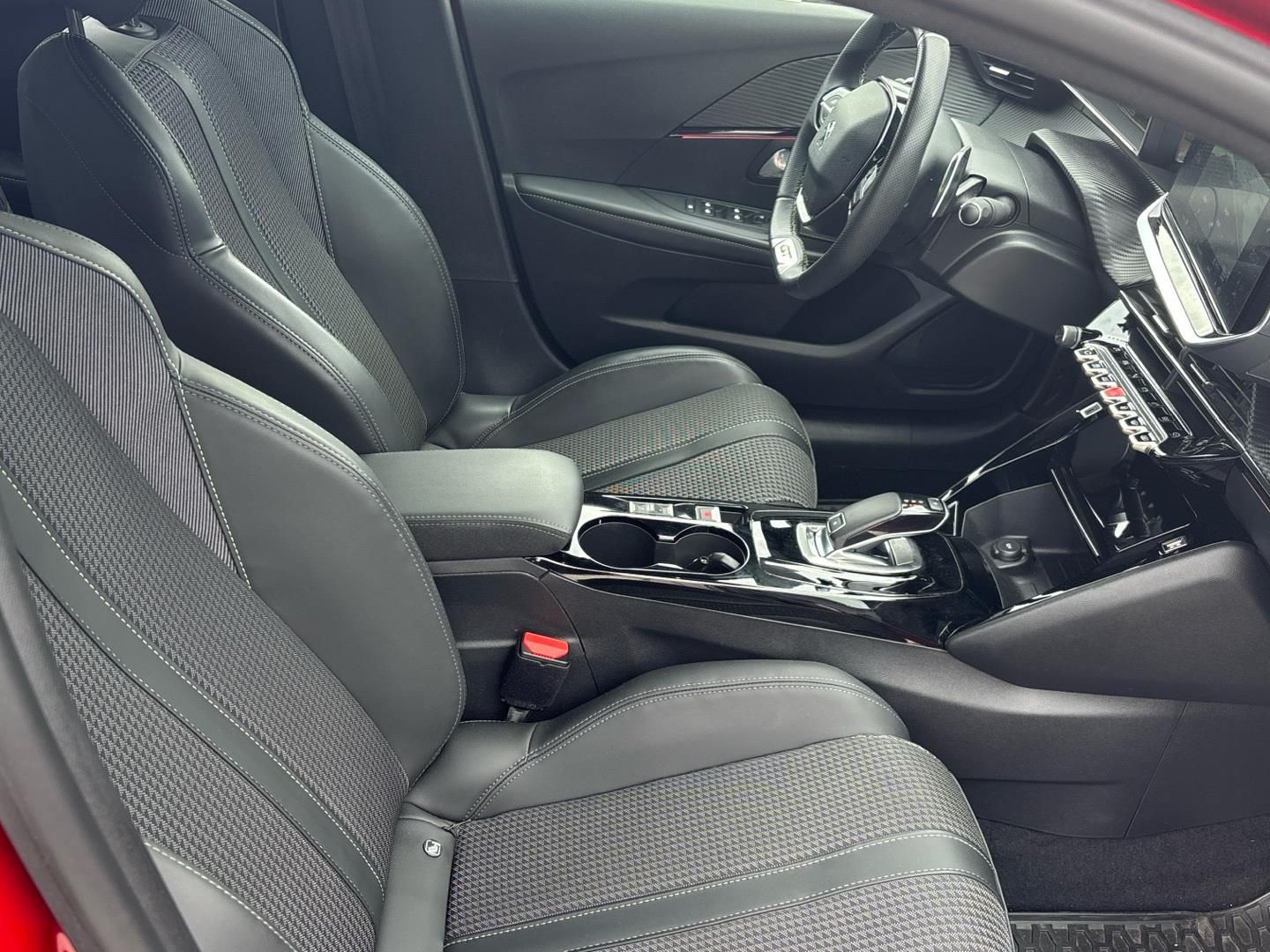 Peugeot 208, 1.2 PureTech / 74 kW GT - fotka 6