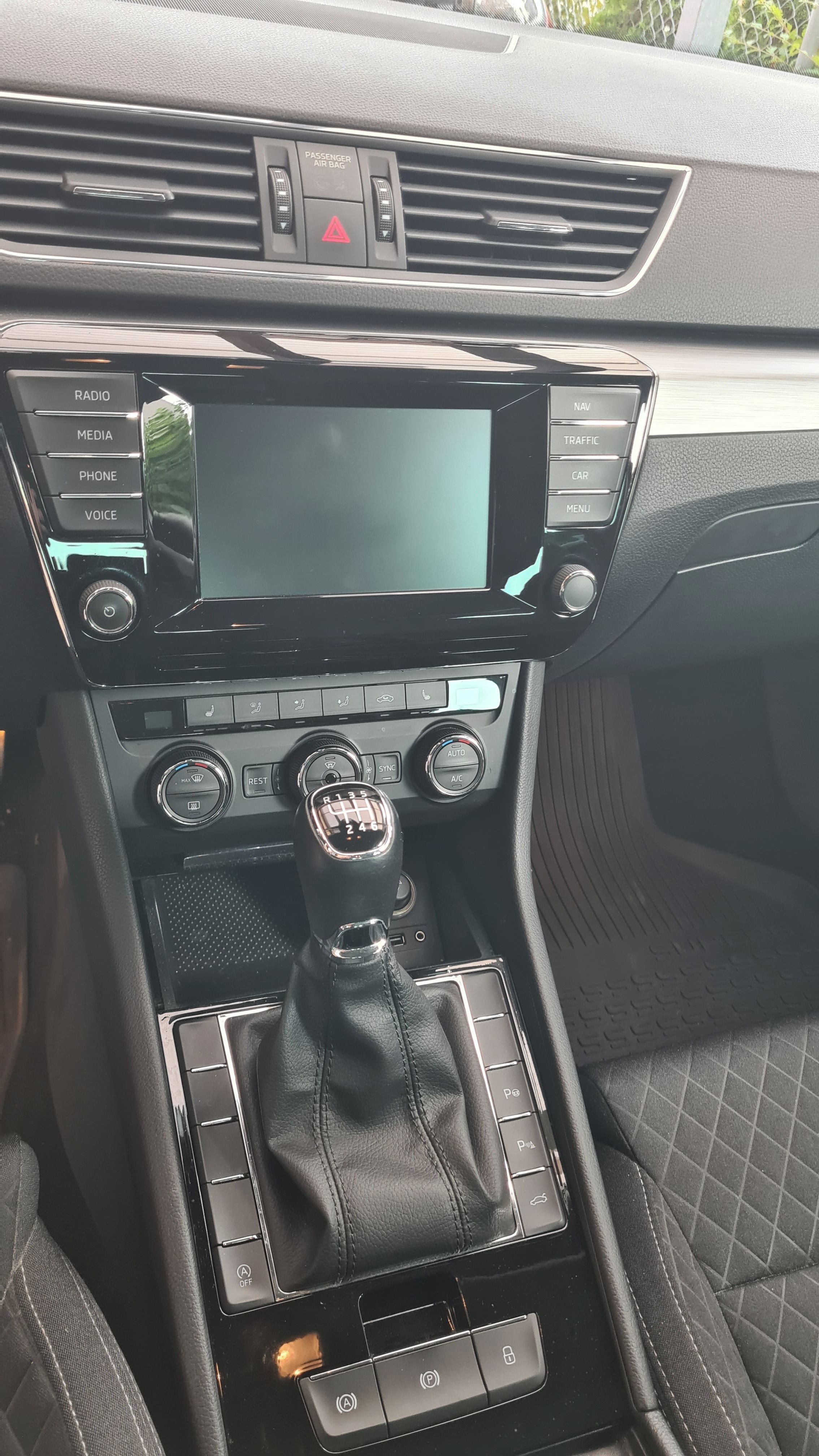 Škoda Superb, 2.0 TDI, Style, prvni majitel - fotka 6