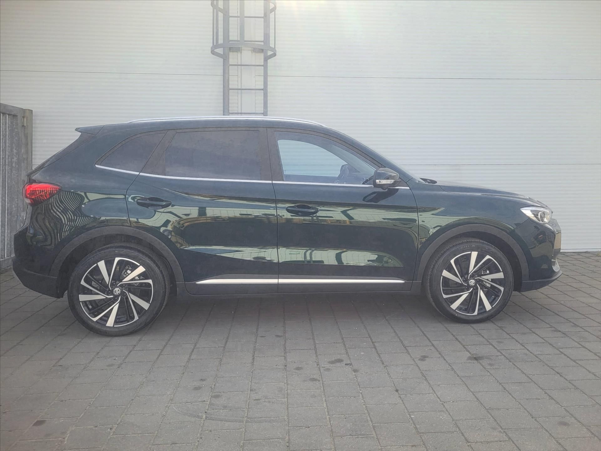 MG ZS, 1,5 Exclusive HEV 197k 3AT - fotka 3