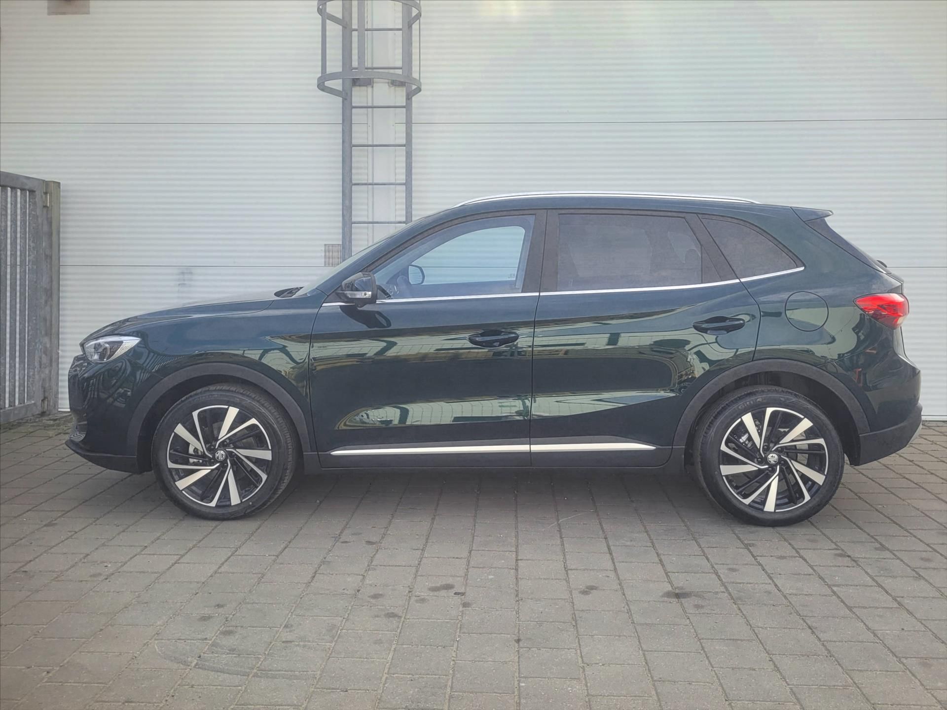 MG ZS, 1,5 Exclusive HEV 197k 3AT - fotka 6