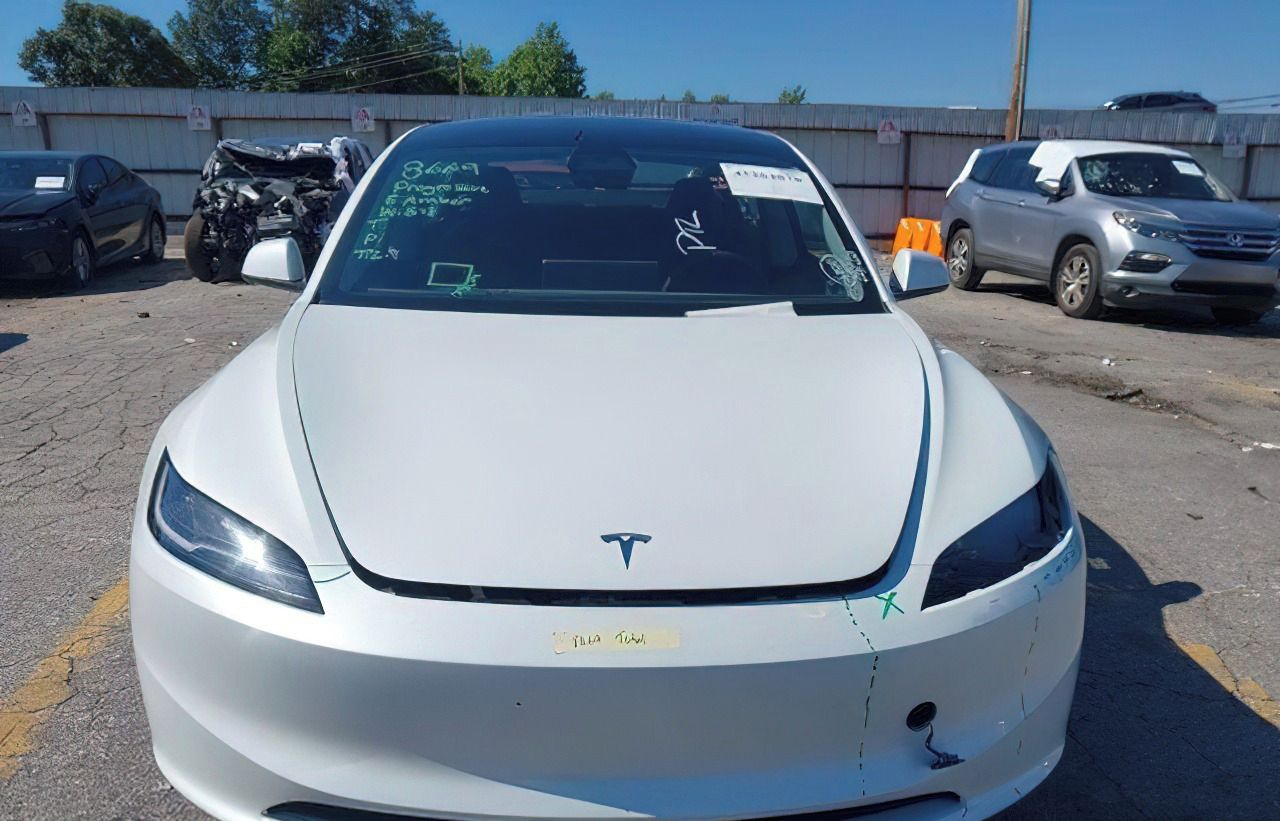 Tesla Model 3, Auto na cestě - fotka 5
