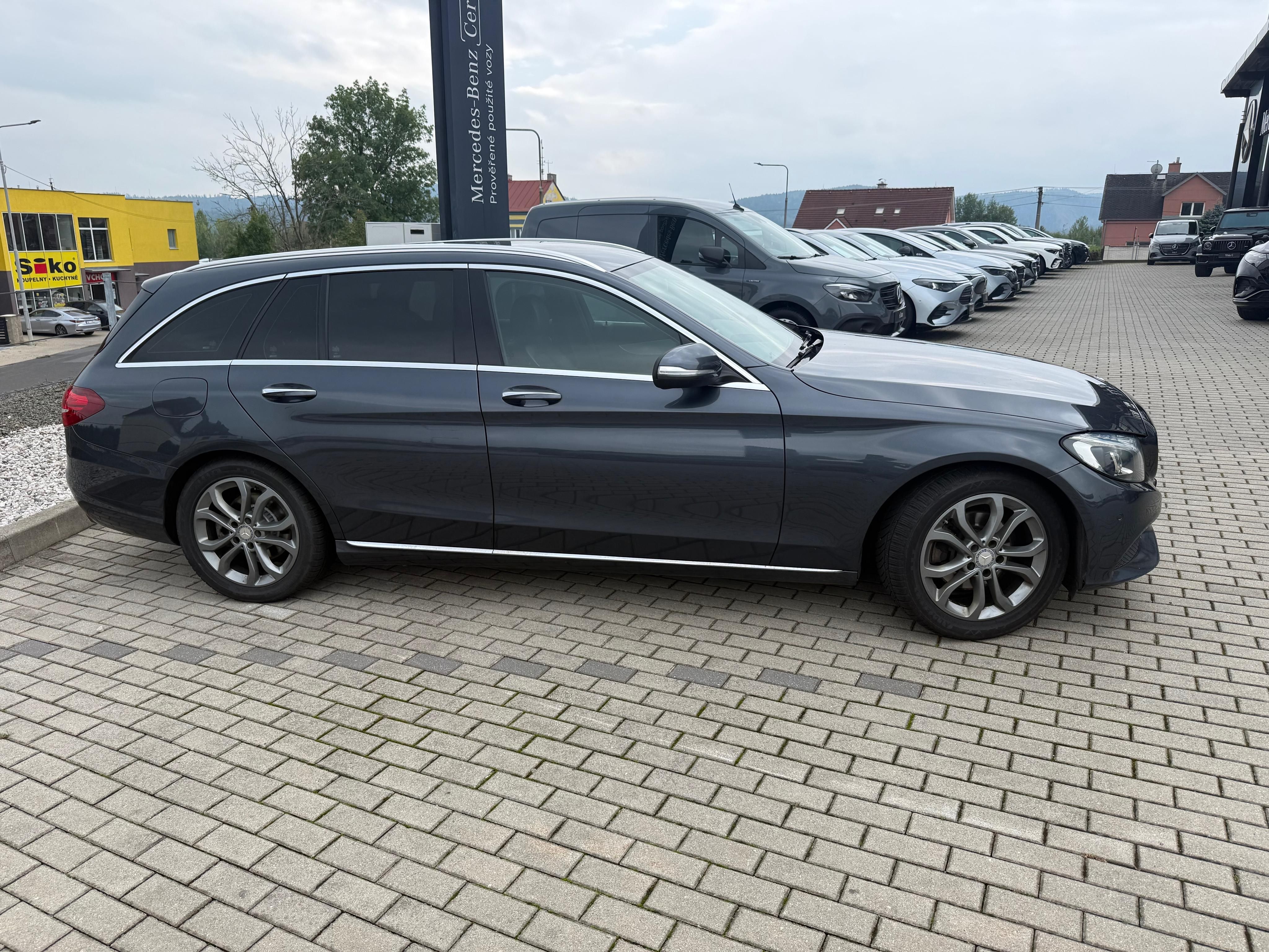 Mercedes-Benz Třídy C, Mercedes-Benz C220, 125kW - fotka 3