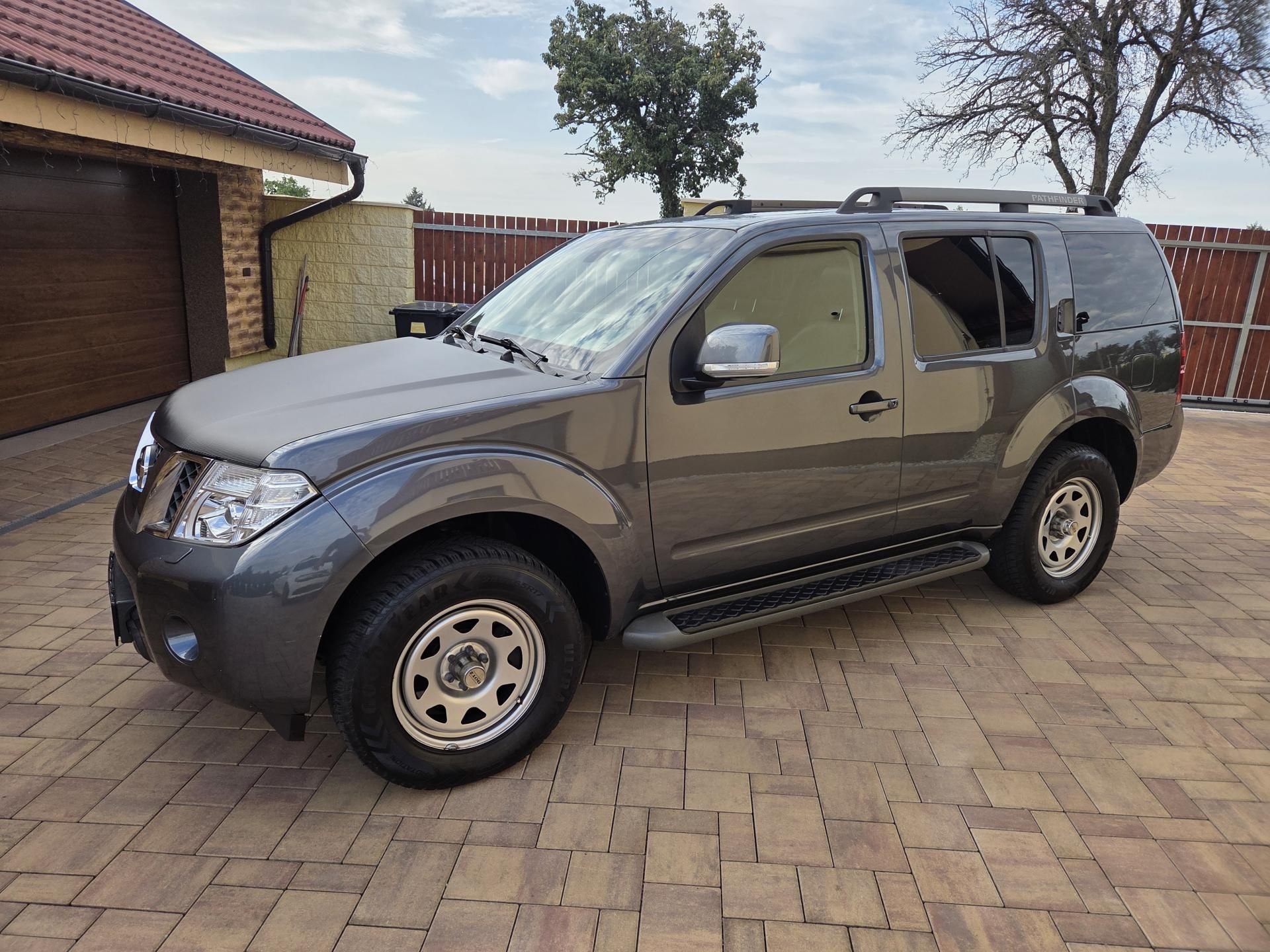 Nissan Pathfinder, 2.5 dCi LE 140Kw manuál - fotka 2