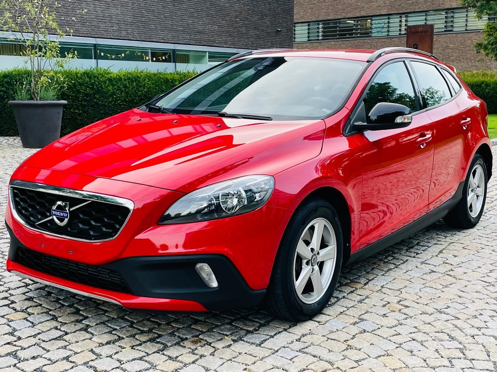 Volvo V40, 2.0D3 AUT CROSS COUNTRY TAŽNÉ - fotka 2
