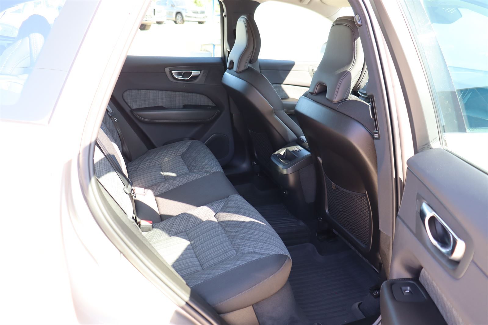 Volvo XC60, B4 2.0 FWD Core Mild-Hybrid - fotka 6