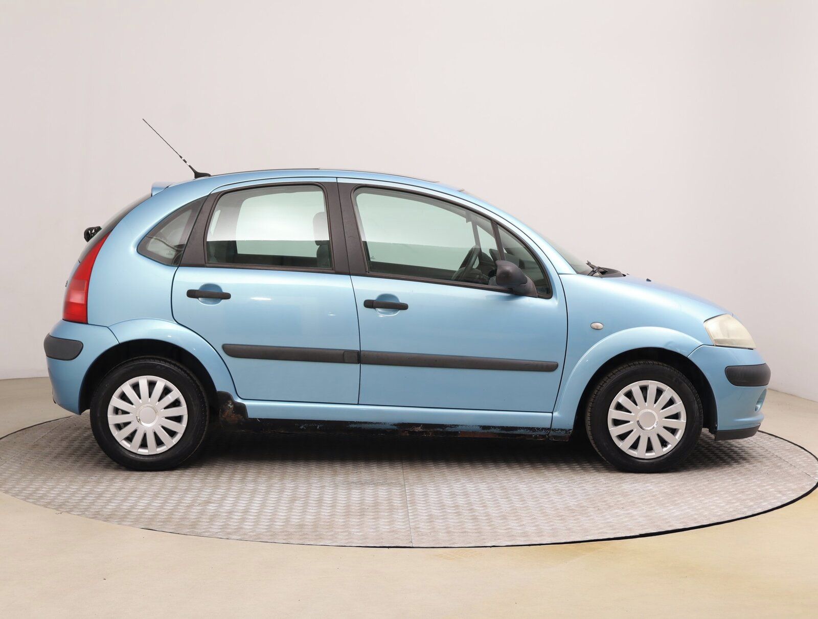 Citroën C3, 1.1 i, po STK, zamluveno - fotka 6
