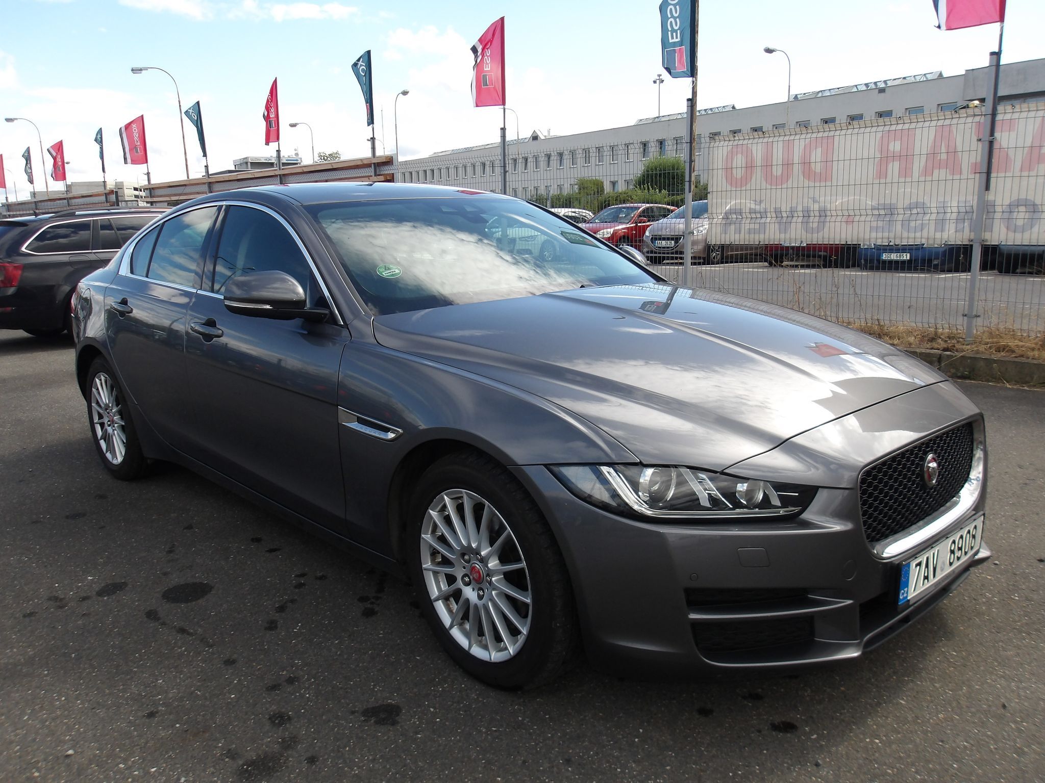 Jaguar XE, 2,0D 120kW NAJ:133000km !!! - fotka 5
