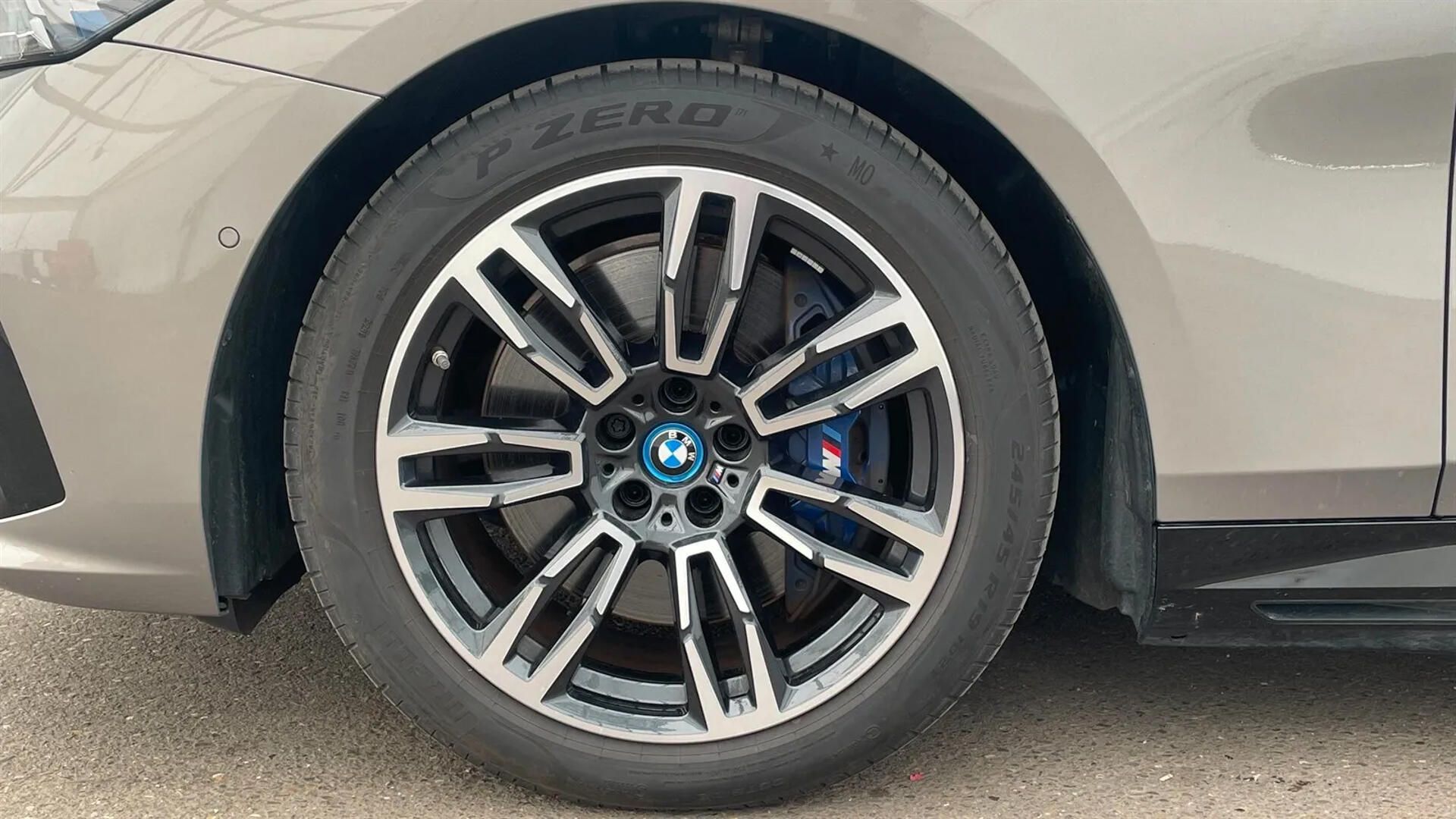BMW i5, M60 xDrive HuD 360 H/K 4zon - fotka 4