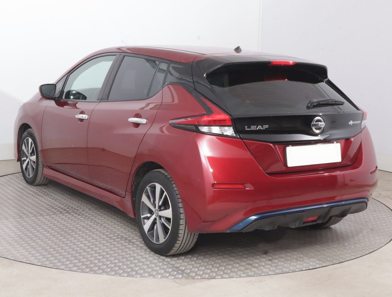 Nissan LEAF, 40 kWh, SoH 90%, Automat - fotka 4