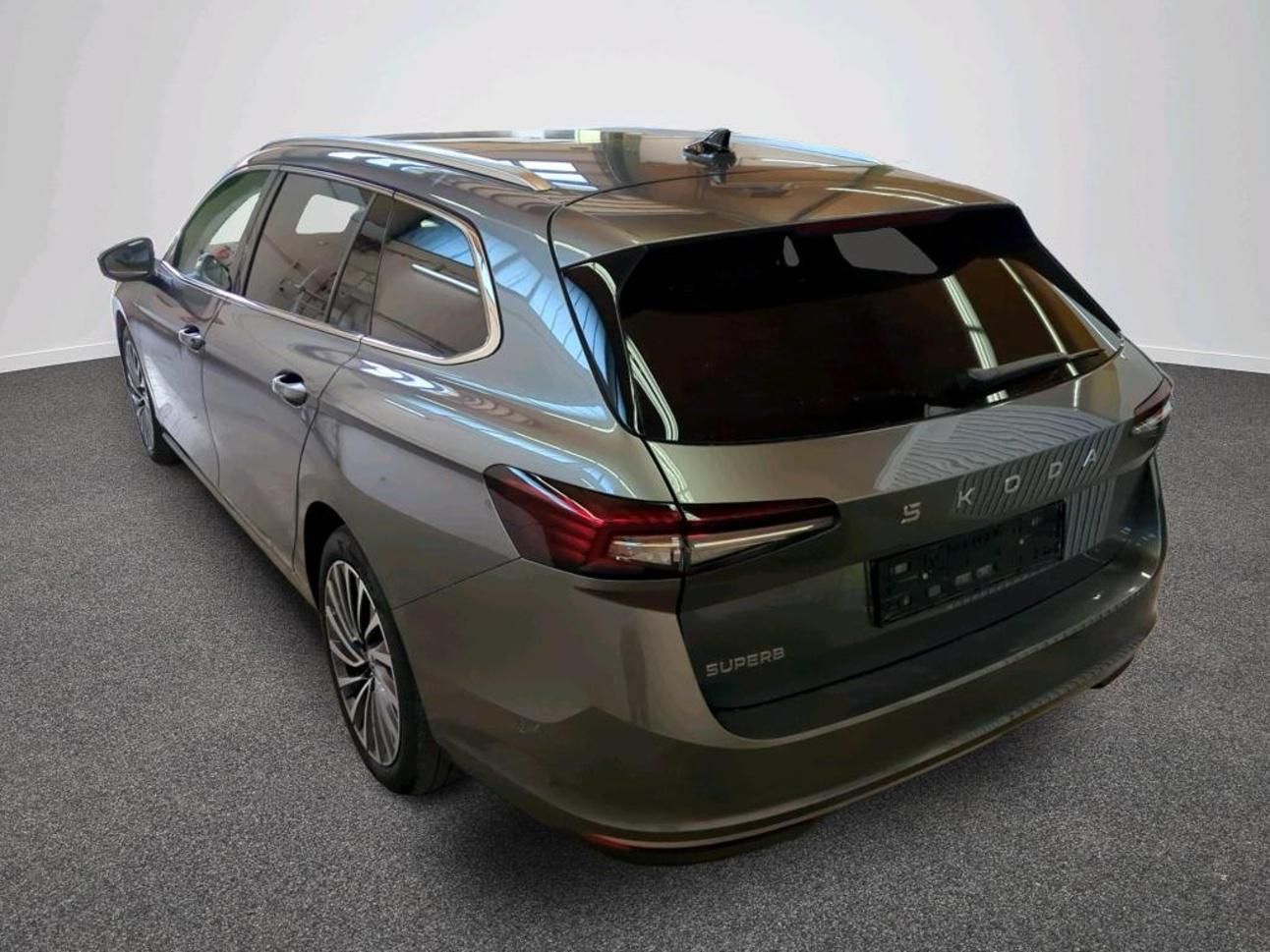 Škoda Superb, Combi 2,0TDi 110kw DSG L&K 18A - fotka 3