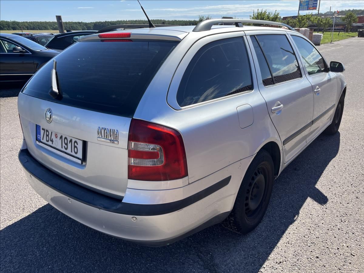 Škoda Octavia, 2,0 TDi 103KW TAŽNÉ STK 7/2027 - fotka 6