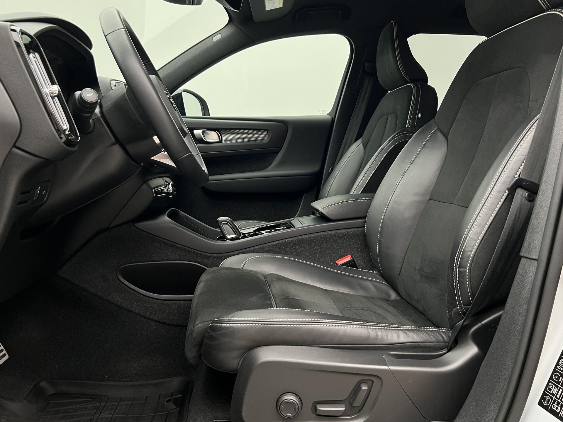 Volvo XC40, B4 AWD R-DESIGN 1. maj. - fotka 3