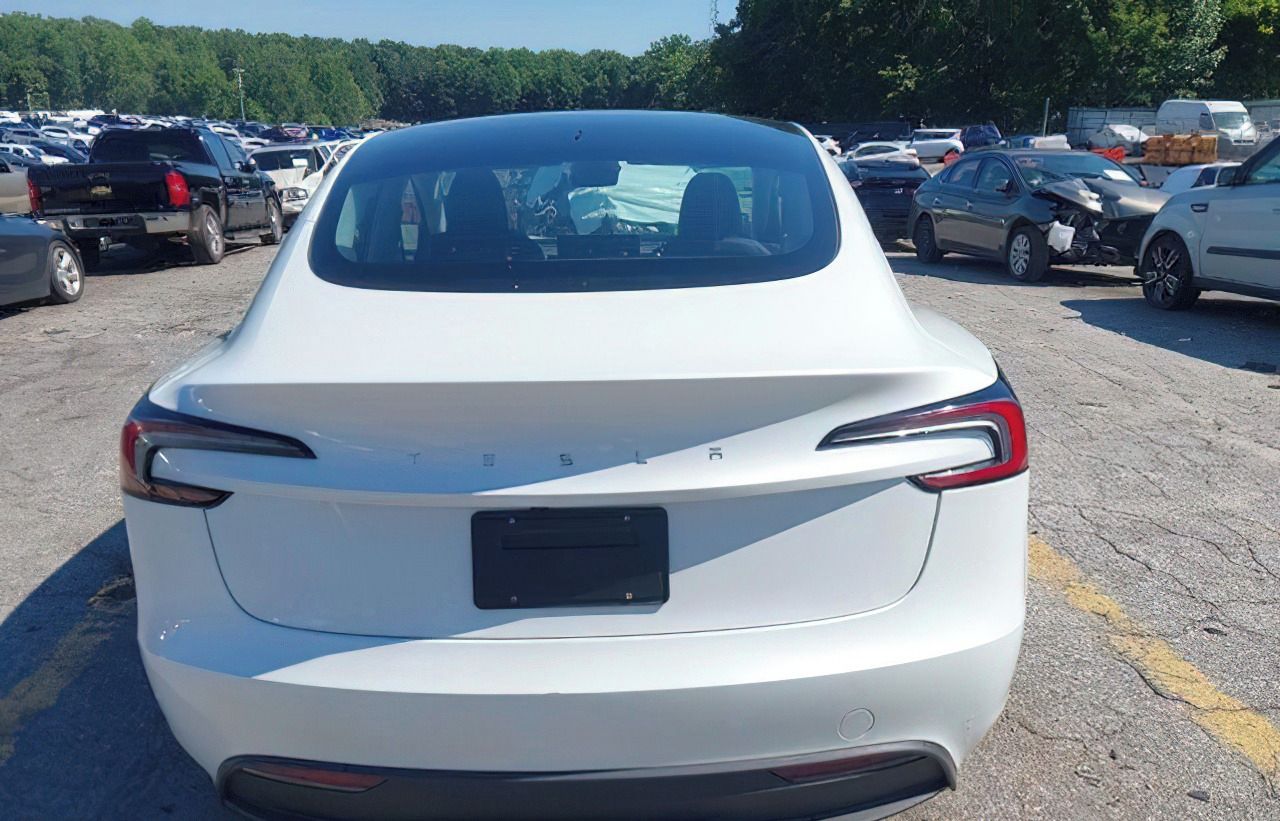 Tesla Model 3, Auto na cestě - fotka 6
