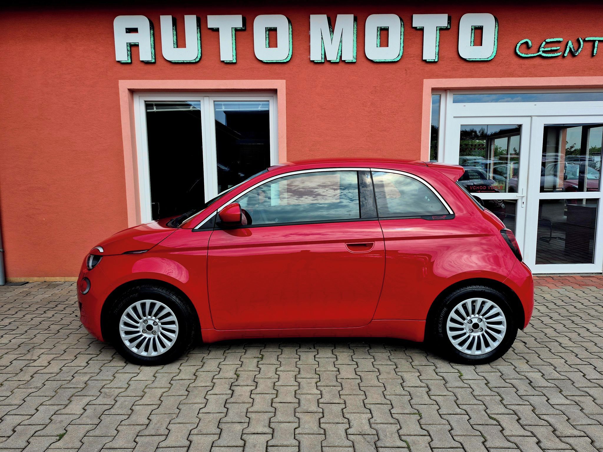Fiat 500E, 42Kkwh 87kw RED (ODPOČET DPH) - fotka 2