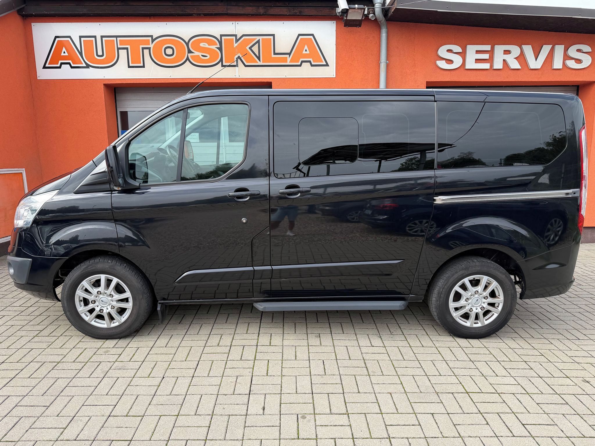Ford Tourneo Custom, 2.2 TDCi 92KW 8MÍST - fotka 3