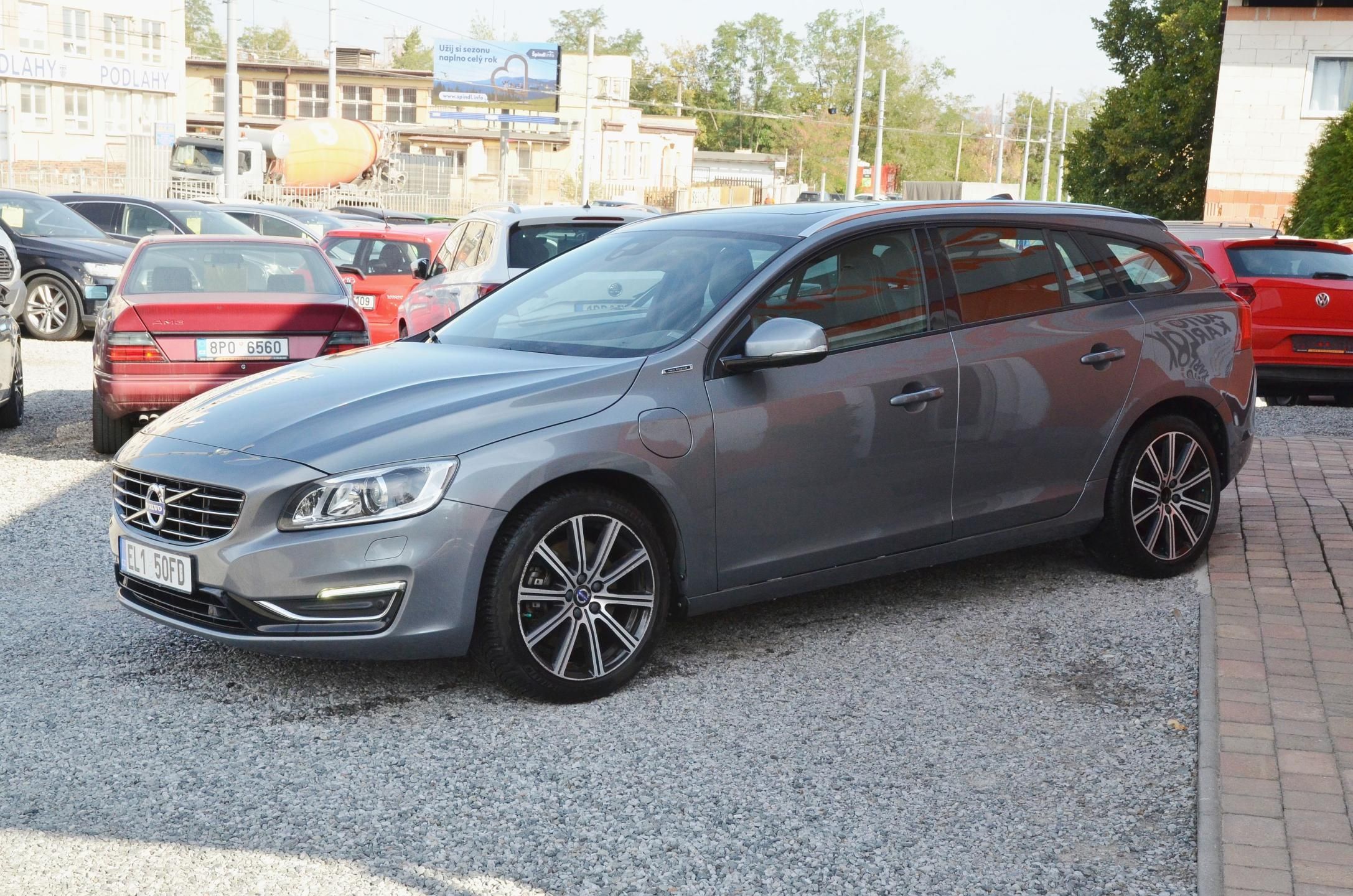 Volvo V60, 2.4 D6 AWD PHEV 212kW Momentum - fotka 3