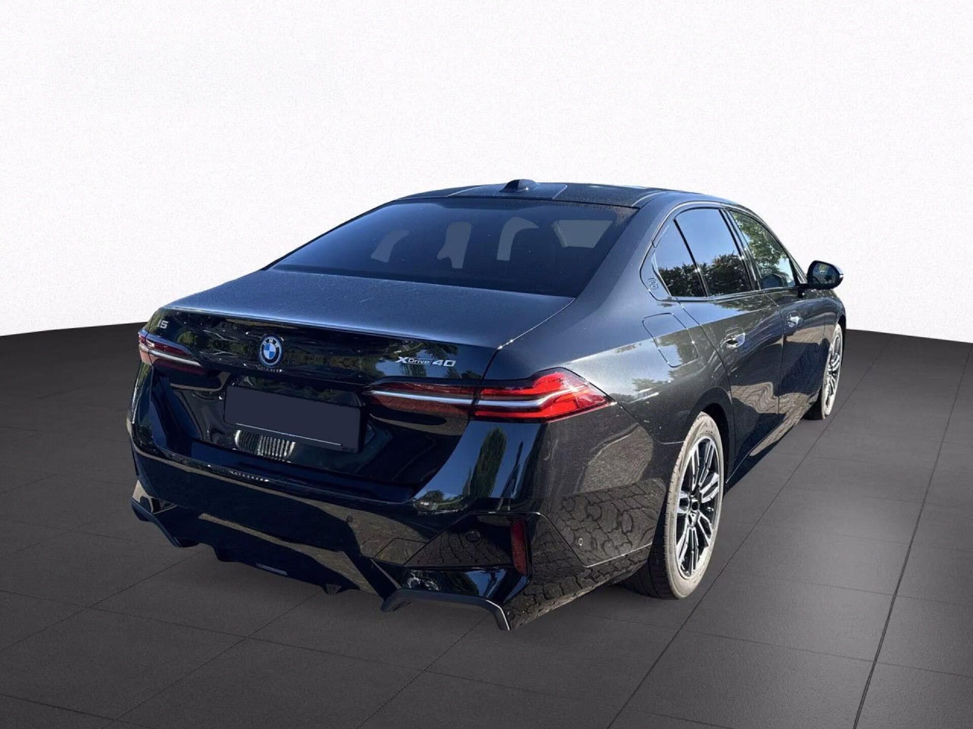 BMW i5, xDrive40 M-Sport B&W Pano HuD - fotka 5