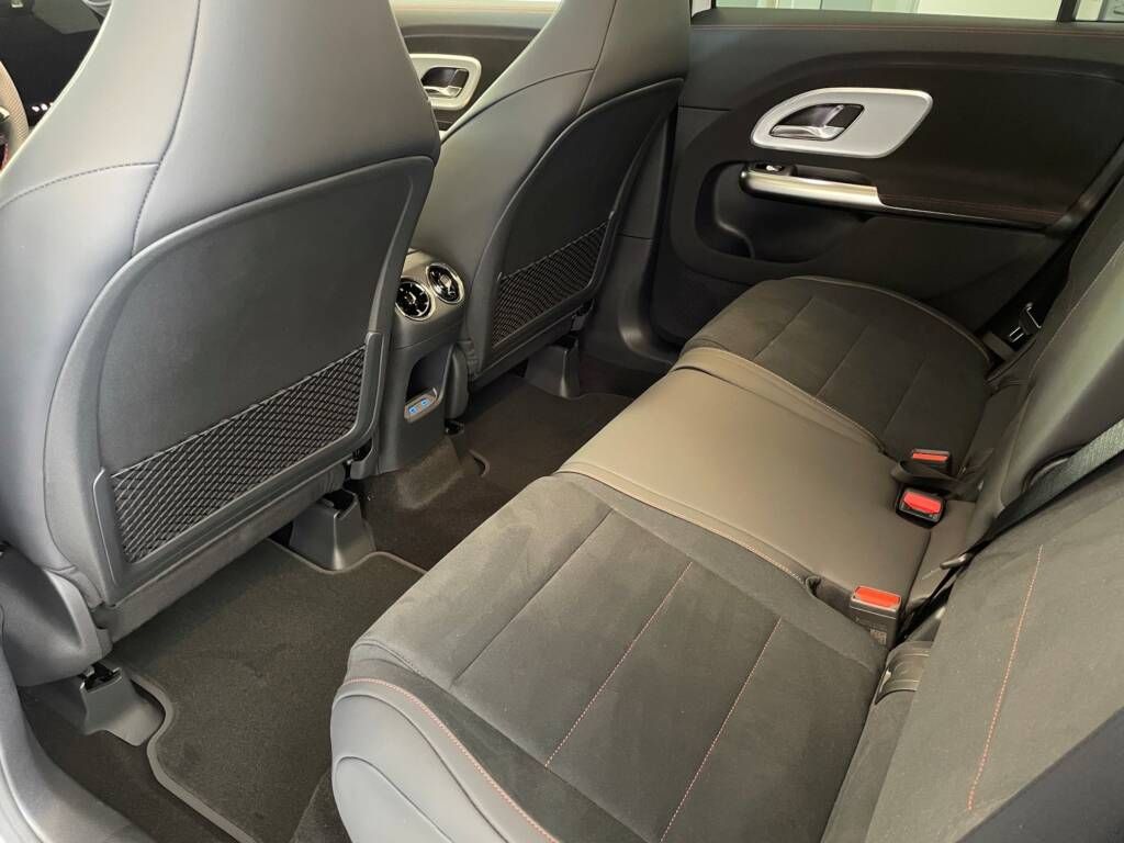 Mercedes-Benz GLB, 200 4MATIC - fotka 3