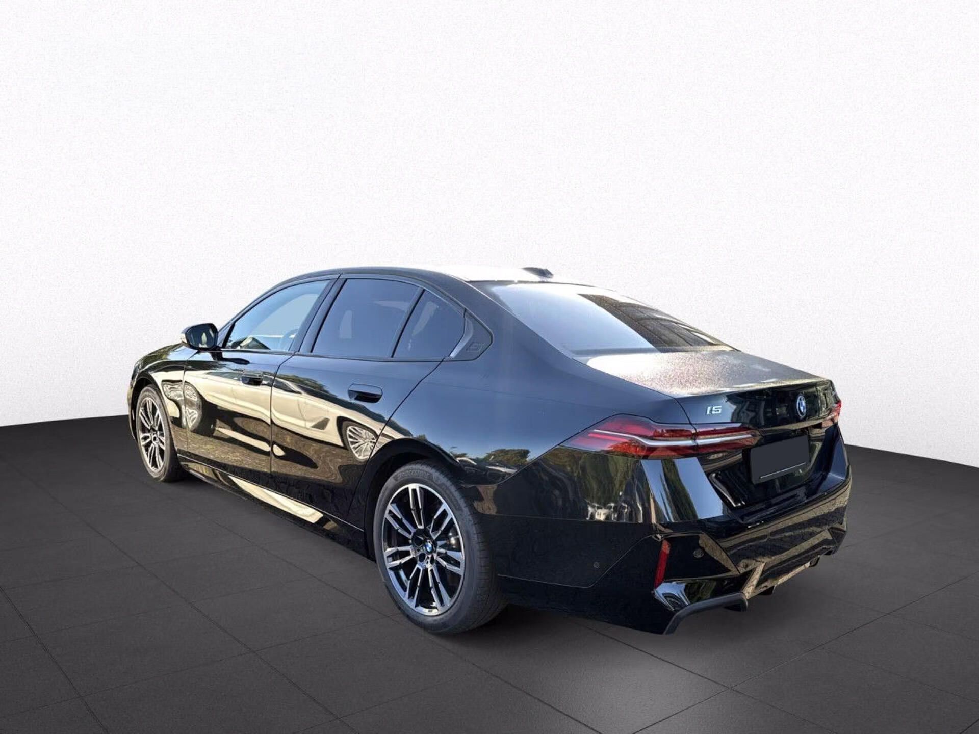 BMW i5, xDrive40 M-Sport B&W Pano HuD - fotka 4