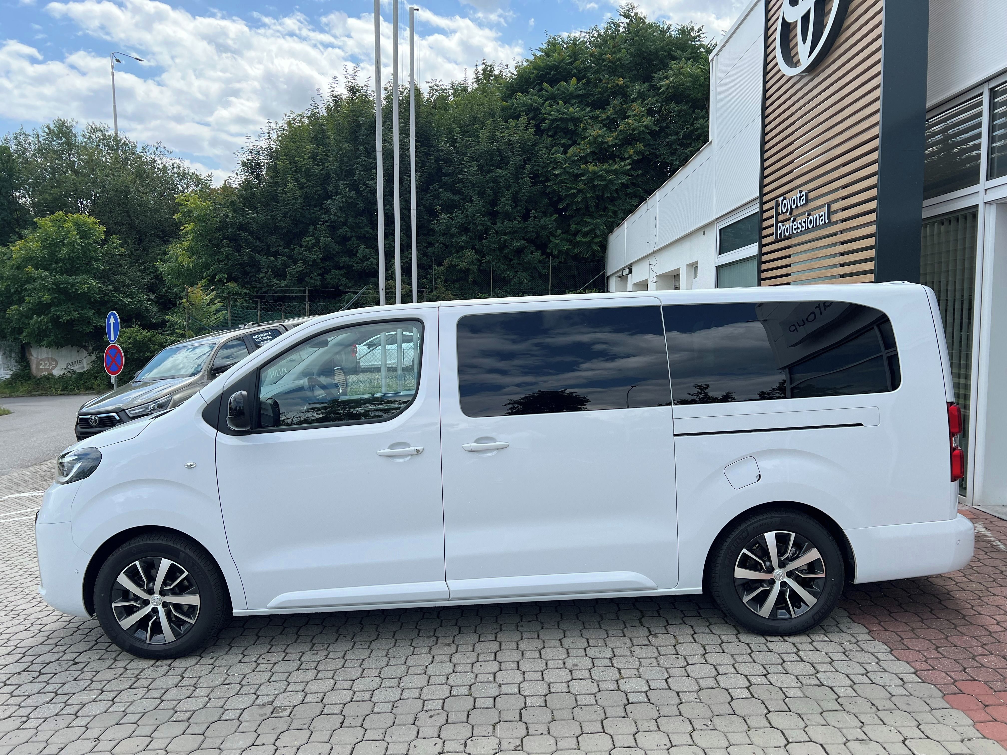 Toyota Proace Verso, 2.0D 8AT VIP 7S L2 Skyview - fotka 3