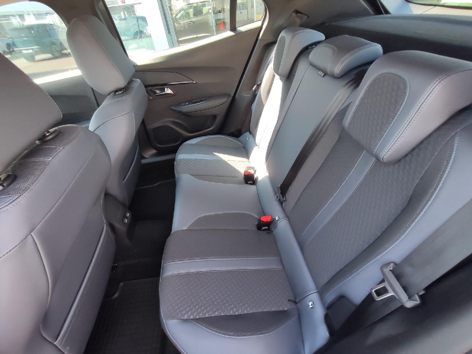 Peugeot 2008, ALLURE 1.2 100k MAN6 1.majitel - fotka 5