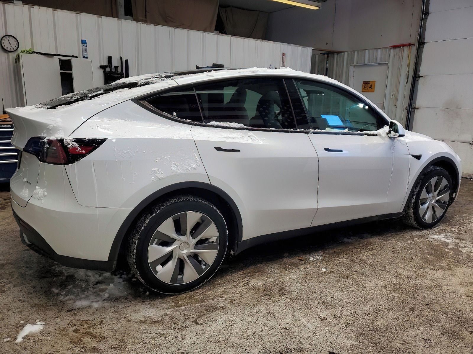 Tesla Model Y, Auto na cestě - fotka 4