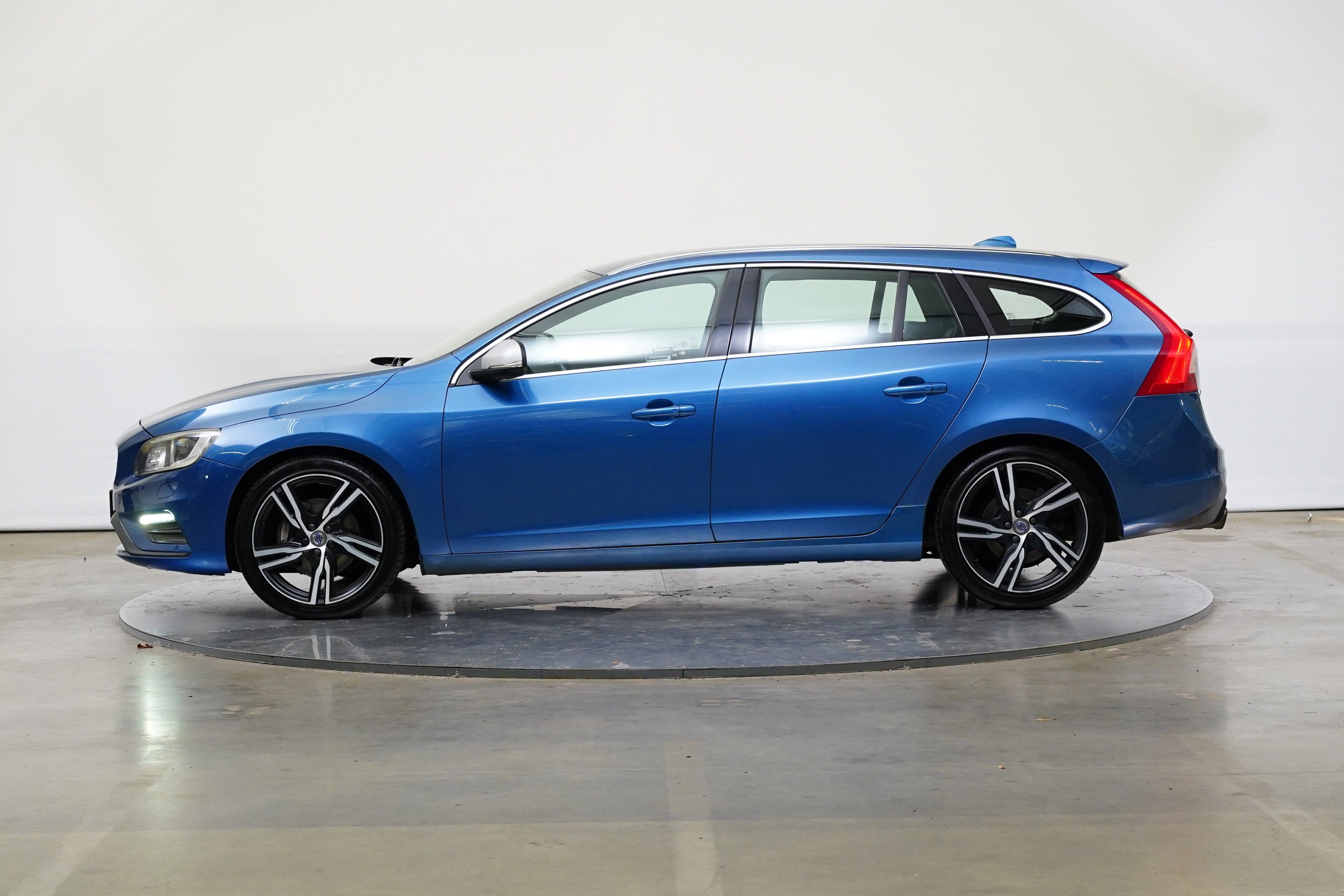 Volvo V60, 2.0 T6 AWD 225 kW R-Desing - fotka 3