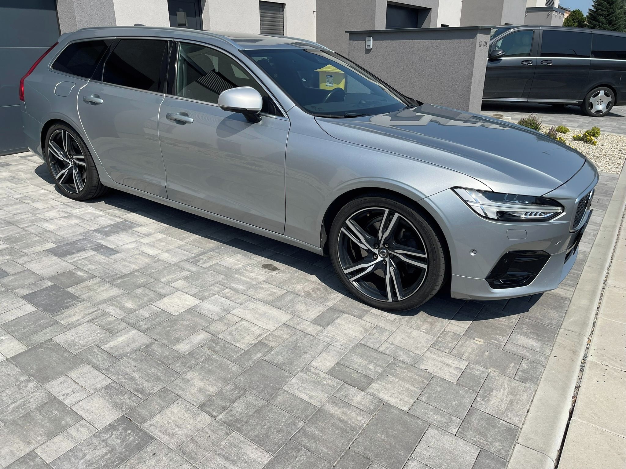Volvo V90, D5 AWD R-Design, B&W, 360° - fotka 4