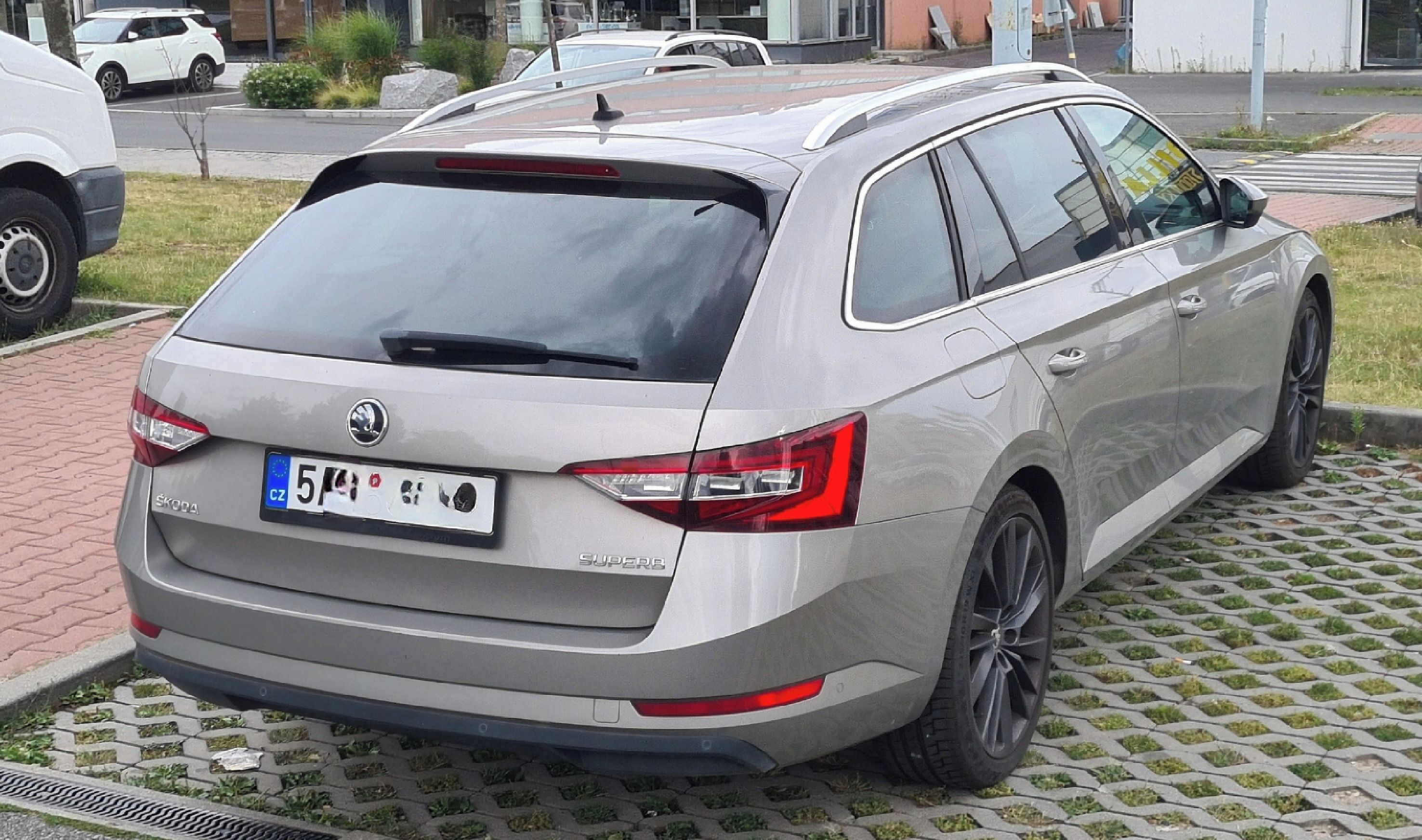 Škoda Superb, 2.0 TDI, Style, prvni majitel - fotka 4