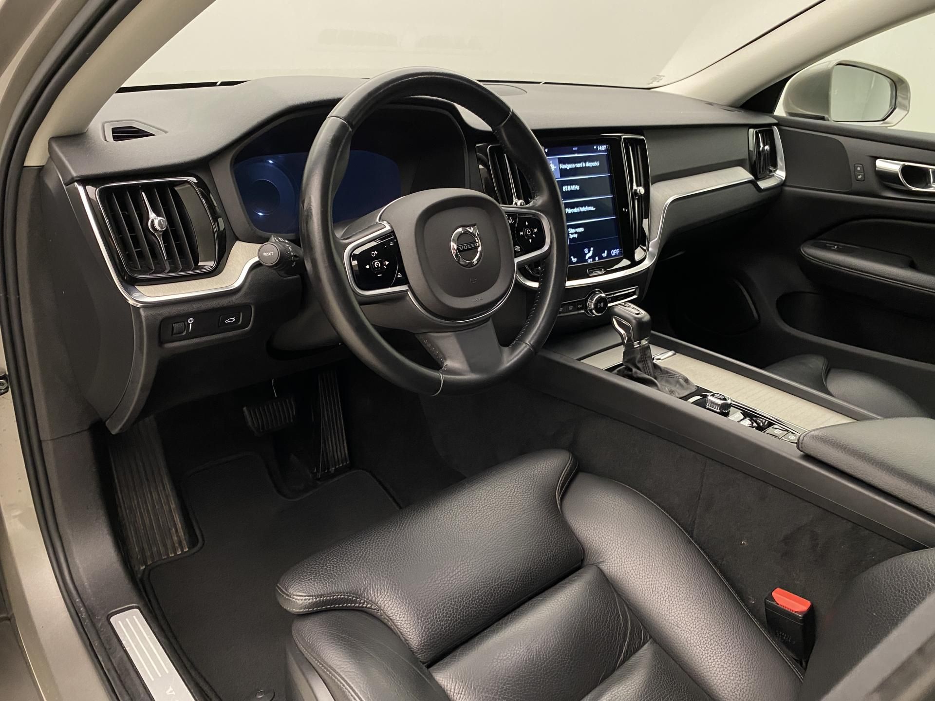 Volvo V60, D4 MOMENTUM AUT - fotka 4