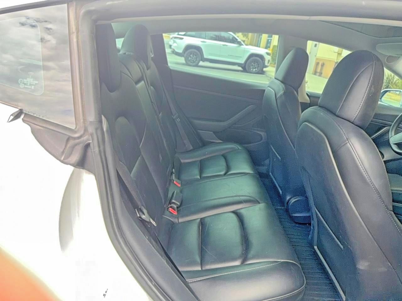 Tesla Model 3, Auto na cestě - fotka 6