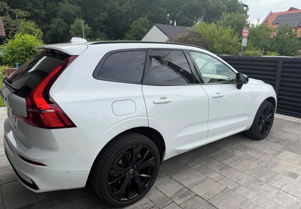 Volvo XC60, B5 AWD Ultimate Dark - fotka 2